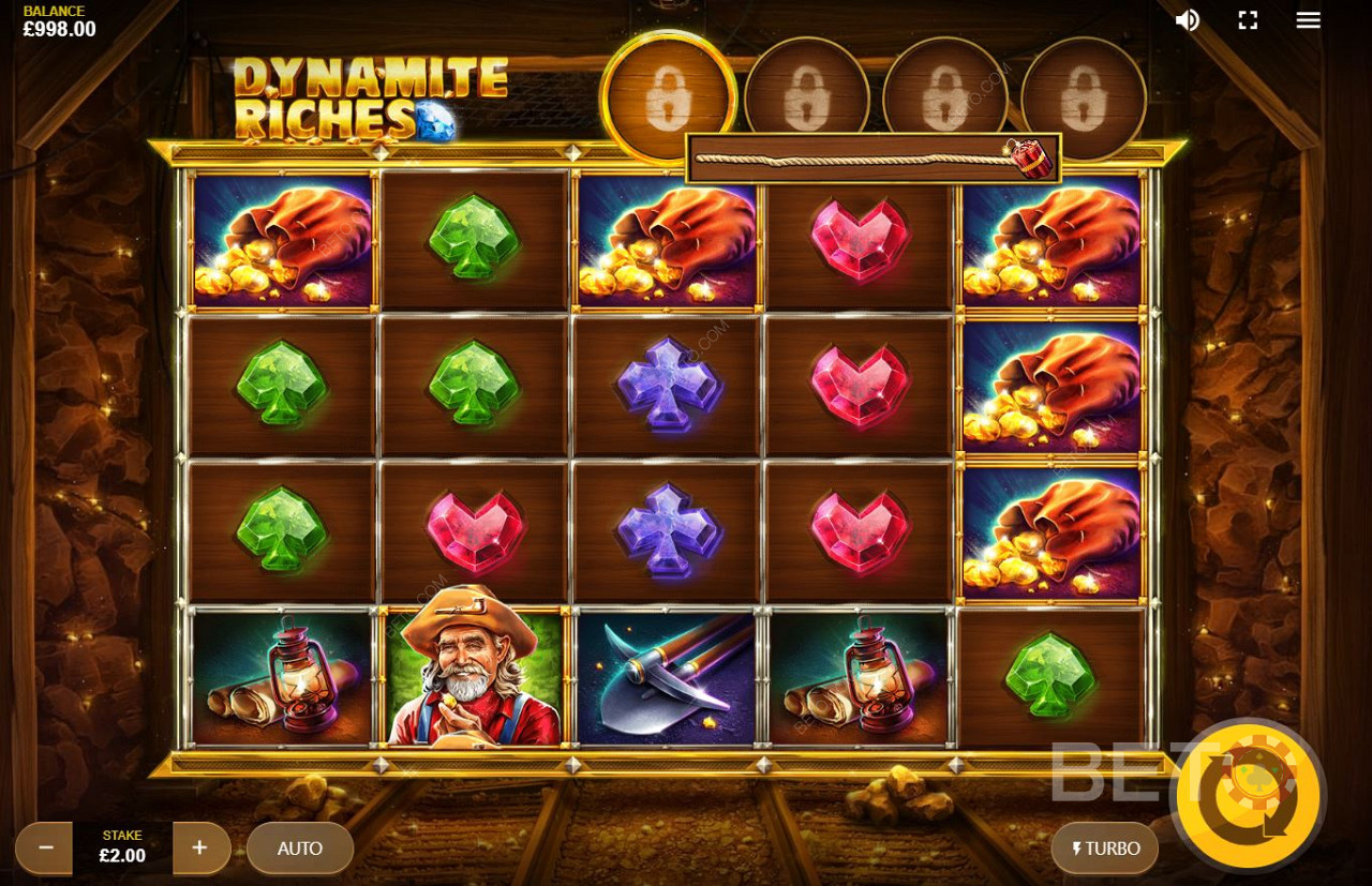 Dynamite Riches on väärtuslikud juveelsümbolid, kuldmüntide sümbolid ja kaevuri sümbol.