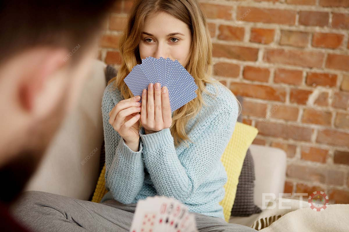 Naudi lihtsaid ja lihtsaid kaardimänge koos pere ja sõpradega